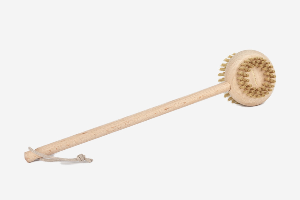Brosse pour le dos_hêtre_andree jardin_déco_intérieur_décoration_naturel_made-in -france_artisanat_nantes_linatelier - 1