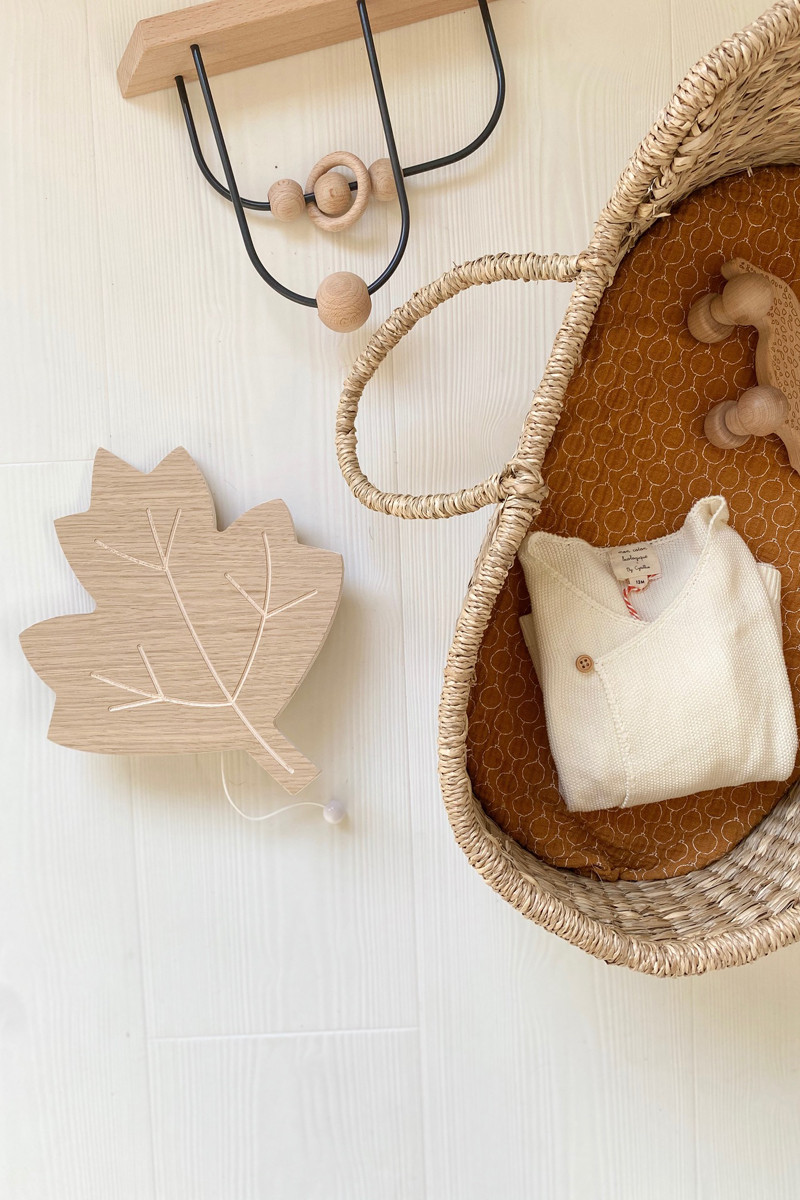 boite-a-musique-feuille_april-eleven_bois_chêne_naturel_mélodie_music-box_hey-jude_déco_enfant_chambre_bébé_cadeau_nantes_linatelier_fabrication-artisanale