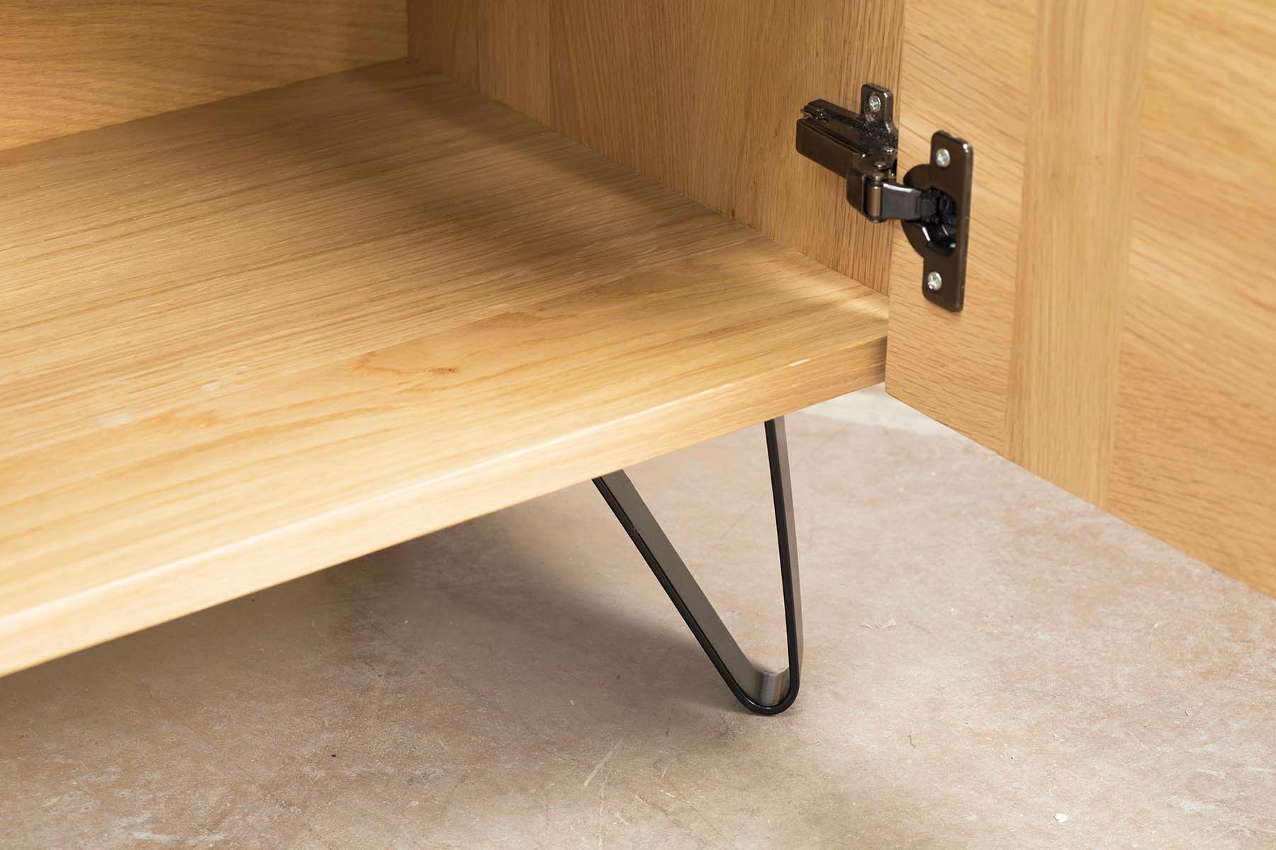 meuble-tv-bliss-en-chene-massif-by-cactus_nantes_salon_linatelier_made-in-france-détail pied