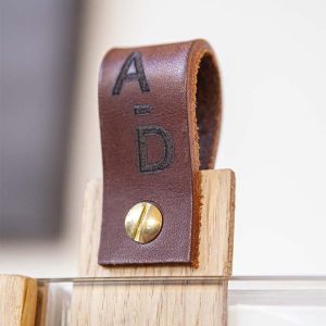 Intercalaires pour disques vinyles_rangement_séparateurs_ordre-alphabétique_bois_cuir_artisanat-français_kopo_nantes_linatelier-détail