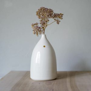 Soliflore blanc et or, en porcelaine. Signé ambre céramique pour l'inatelier