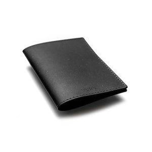 Porte-passeport-cuir-recyclé-maison-origine-voyages-linatelier-nantes-accessoires-maroquinerie-pochette-fermée-noir