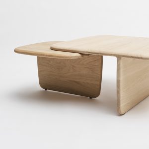 table basse chêne massif 'toi et moi'. fabrication française France. vue 1