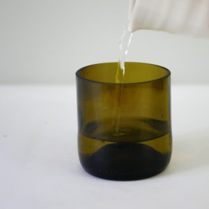 Verre à eau-brun-vert-table-boisson-design-artisanat-made in france-Nantes-Glo up-pichet-art de la table-fond blanc