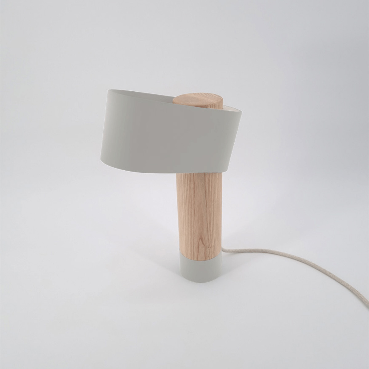 lampe de bureau-éco-conçu-fabrication française-lumière-Pando_skog-bois-led-lampe-d'appoint-blanc sur fond blanc