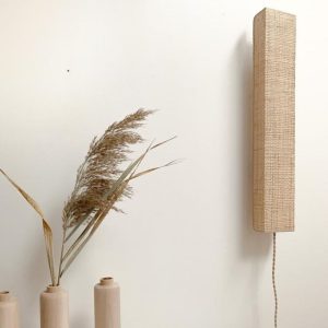 lampe-applique-verticale-en-raphia-naturel-chaleureux-luminaire-ligne-anso (2)