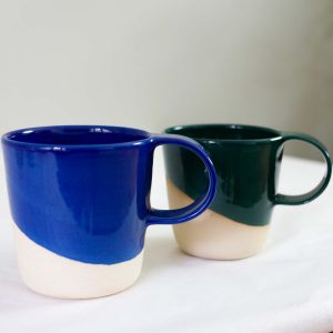 duo MUG céramique-grès-vert-écru-frabrication-artisanale-française-déco-art-de-la-table-nantes-vaisselle-tasse-thé-vert-fond-blanc