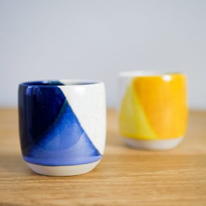 Tasse-cafe-ceramique-graphiste-en-terre-jaune-linatelier