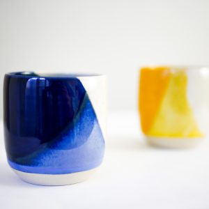 Tasse-cafe-ceramique-graphiste-en-terre-jaune-linatelier