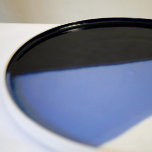plat en céramique bleu artisanal vue de détail