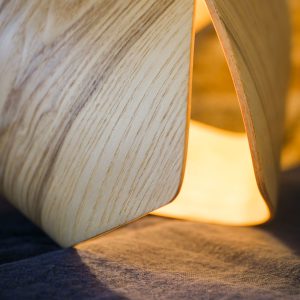 Lampe en bois artisanale , vue de détail