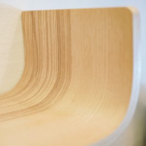 Etagère murale déco en bois clair. Réalisé par Lucie Frolet/Atelier assis pour L'INATELIER. Modèle COCOON, vue détail