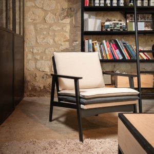 fauteuil scandinave noir , mis en situation.