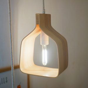 Suspension en bois naturel noyau. Version en frêne Olivier