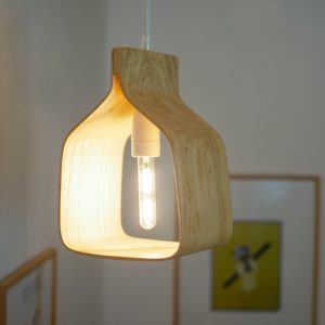 Suspension en bois naturel noyau. Version chêne.