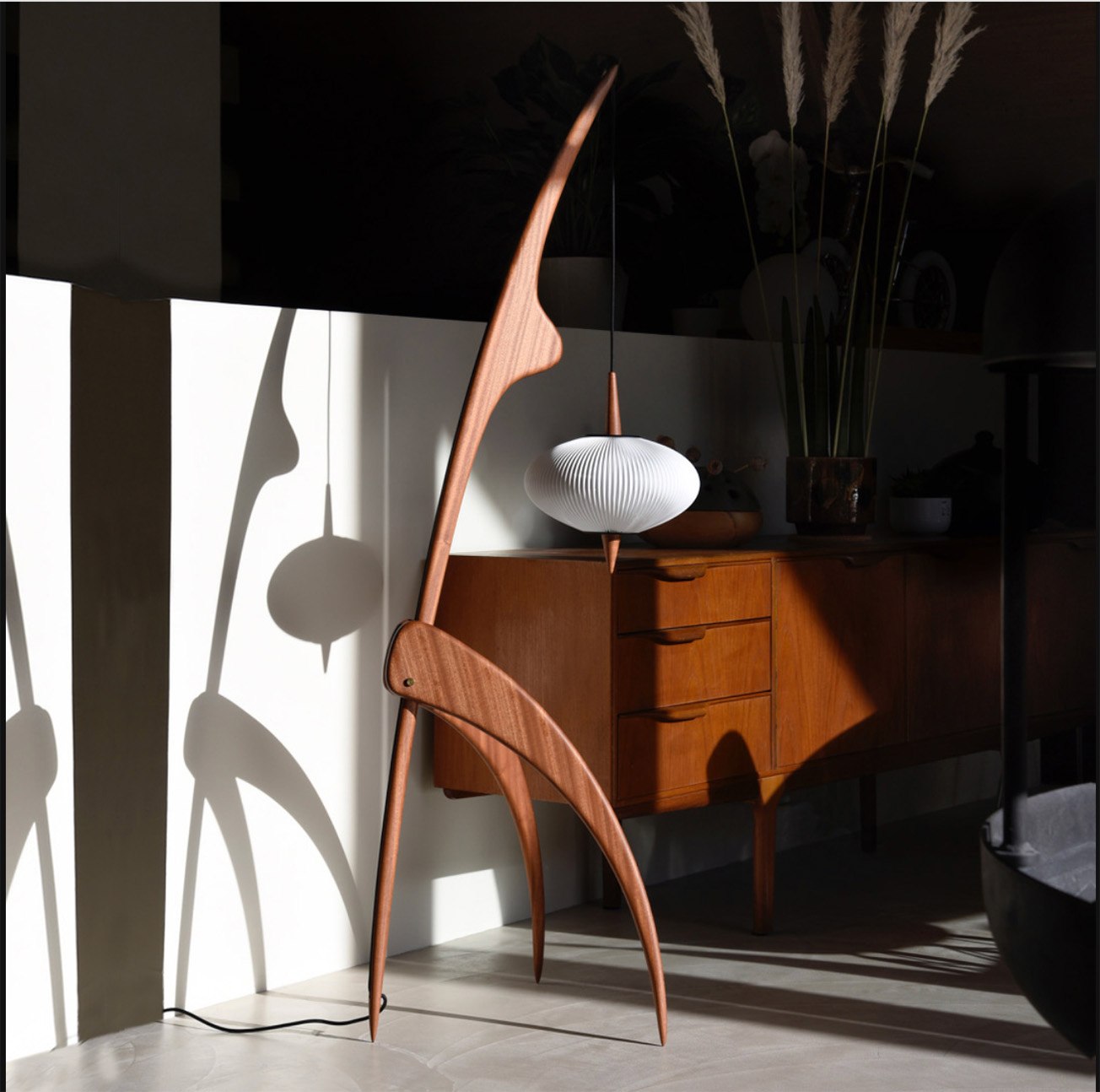 lampe-mante-religieuse-noyer