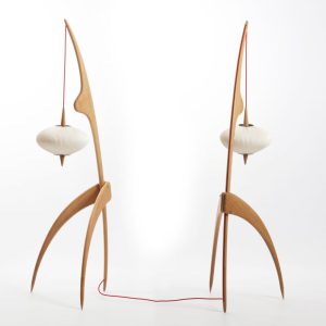 lampe mante religieuse Rispal N°14.950 en chene naturel. L'inatelier ditributeur officiel à Nantes.