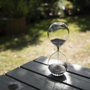 Sablier design en verre soufflé. Sablier en verre et sable de vendée. Photo KarollPetit_Nivyne_092018-236