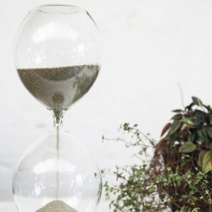 Sablier design en verre soufflé. Sablier en verre et sable de vendée. Photo KarollPetit_Nivyne_092018-236