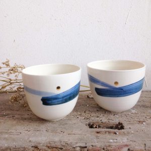 bol-porcelaine-blanc-point-or-céramique-ambre-déco-table-fabrication-française-artisanale-sur tabouret japonais bois-nantes