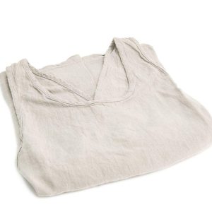 Tablier de Li en lin naturel L'Inatelier Nantes - Couleur Chanvre made in france artisanat français - gris perle en situation. Tablier porté