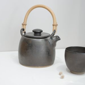Théière céramique_grès brun foncé noir_anse bois_ L'Inatelier_Nantes_fabrication artisanale française_ bretagne_en situation avec bol