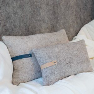 Coussin-doux-en-feutre-de-laine-artisanal-Heloise-levieux-bretagne-made-in-france-nantes-linatelier-interieur-cosy-cocooning-contemporain-plusme-moelleux-décoration-intérieure-cuir-slowmade-fait-main-artisan-art-de-france-bleu-nature