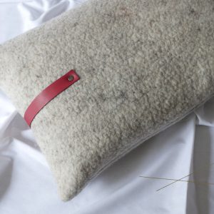 coussin feutre de laine_clair_interieur plume_déco_feutre_de_laine_et lanière cuir- L'INATELIER_Nantes - H. Levieux