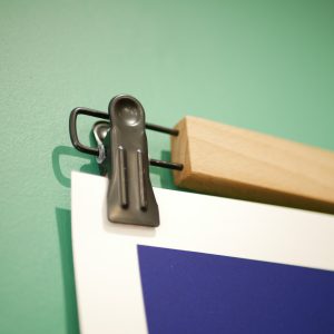 porte affiche_poster pant_Dezzig_support pour sérigraphie et affiche_déco_nantes_L'INATELIER_cadre_bois de hêtre et métal_détail pince noir