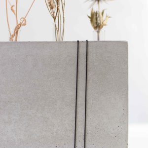 Soliflore en béton et bois_bzzzt_4vases_tubes en verres_nantes_décoration_nantes_artisanat français_fabriqué en Bretagne_vase_teinte béton clair