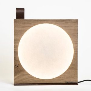 lampe à poser_Moon_KNGB_Upcycling_bois_feutre_cuir_design_création_Nantes_décoration_luminaire_chambre_feutrine_tamisé_surcyclage_zéro_déchets_face allumée