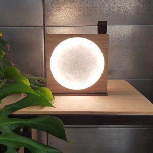 lampe à poser_Moon_KNGB_Upcycling_bois_feutre_cuir_design_création_Nantes_décoration_luminaire_chambre_feutrine_tamisé_surcyclage_zéro_déchets_en situation