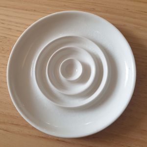 porte-savon porcelaine de limoges_blanc_céramique_artisanl_Ambre Hervo_L'Inatelier_Made in france_Nantes_handmade_savon solides_salle de bain_cuisine_rond_petite série