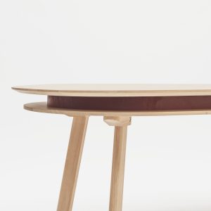 Table ovale PARATI, Vue de détail sur le piètement, l’arrondi et la ceinture de table. Drugeot L’Inatelier