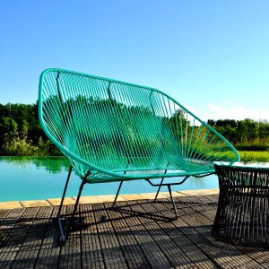 canapé 3 places Acapulco exterieur polyvinyl terrasse_boqa_L'Inatelier_couleurs_été_jardin_design_mobilier exterieur_nantes_structure noire_en situation_piscine_face