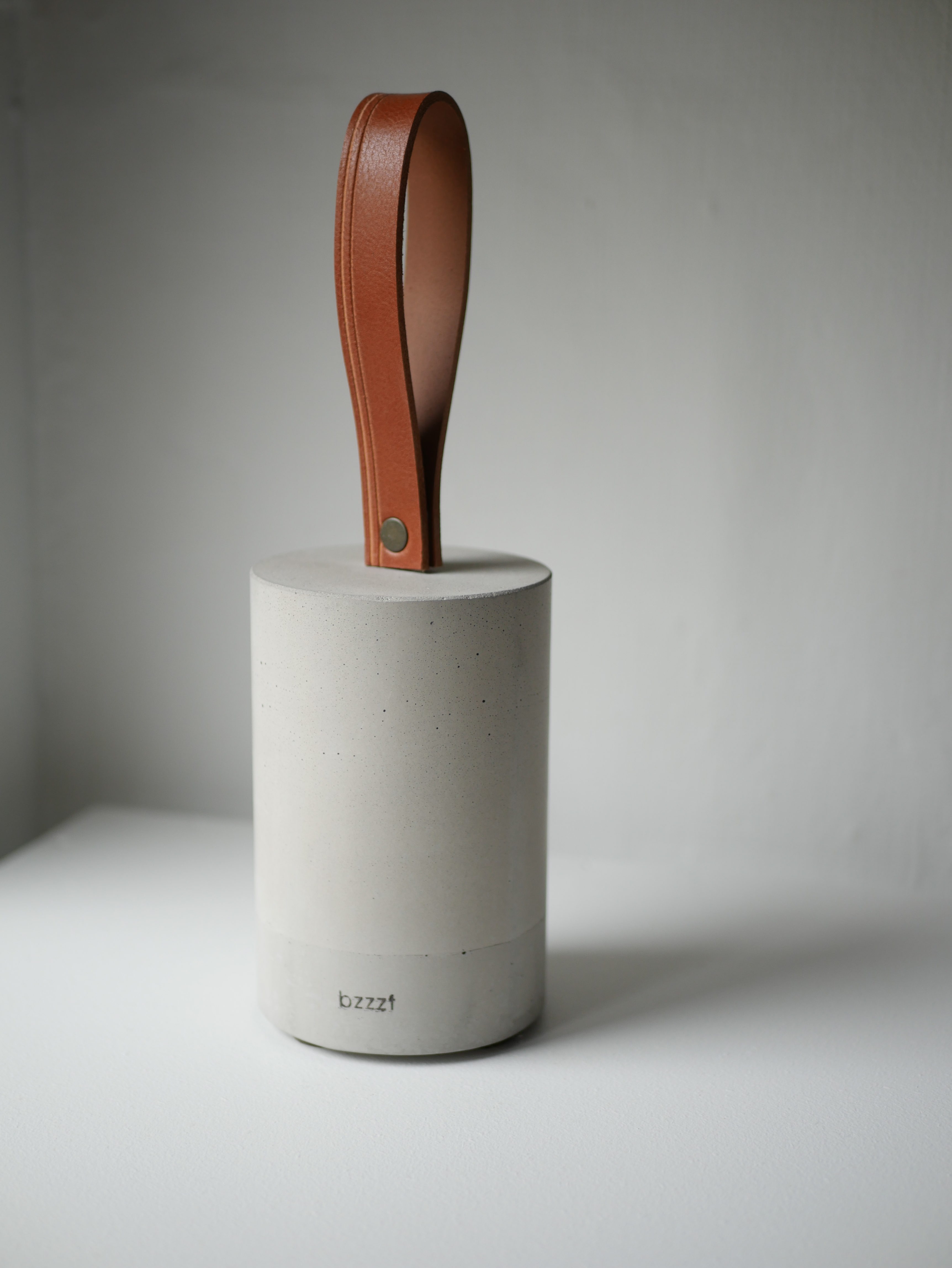 Cale-porte béton et cuir