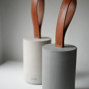 Cale porte en béton et cuir BZZZT