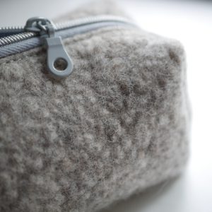 Trousse de toilette cube_feutre de laine_naturel_Heloise levieux_L'Inatelier_made in France_Nantes_déco_salle de bain_voyage_rectangulaire_zoom