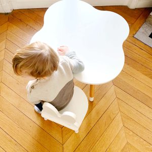 petite-table-enfant-blanc-nuage-bois-ecoresponsable-vernis alimentaire-made-in-france-bureau-boutique-boogy-woody-linatelier-nantes-chaise-lapin-en-situation