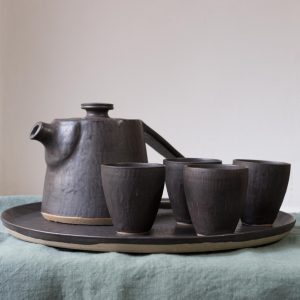 Olivier Roche_Céramique_service à thé_linatelier_made in france_nantes_décoration_art-de-la-table-bretagne-noir-theière-tasse-plateau-cadeau_grès_terre-cuite_ensemble