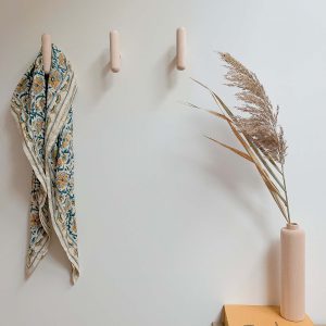 Patère_bois_T_anne-sophie-boucard_anso-design_made-in-france_artisanat_hetre_massif_l'inatelier_porte-manteau_nantes_décoration_intérieur_idée_inspiration_nouveauté_pratique_entrée_scandinave_épuré_en-situation