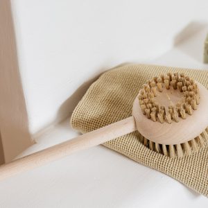 Brosse pour le dos, 2 cotés, en situation-_hêtre_andree jardin_déco_intérieur_décoration_naturel_made-in -france_artisanat_nantes_linatelier- salle de bain- soin-beauté
