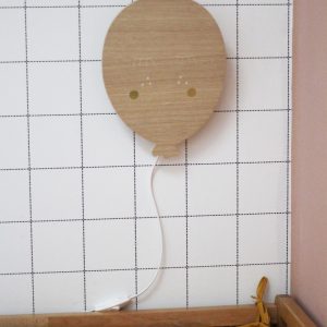 applique-ballon-en-bois-april-eleven-design-minimaliste-made-in-france-bébé-cadeau-naissance-fille-garcon-linatelier-nantes-boutique-déco-inspiration-en-situation_face
