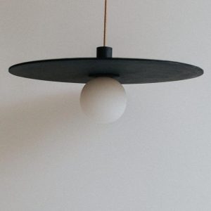 Grande suspension noire en béton - ZURI Ama60. Fabrication Artisanale Française