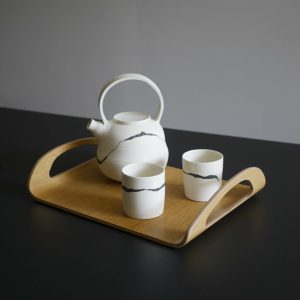 Gobelet en porcelaine à l'engobe noir margot coville