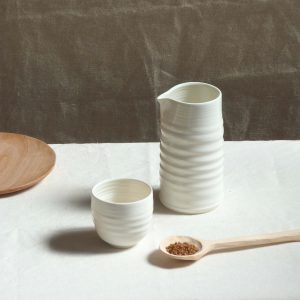 Petit pichet en porcelaine sur table _ Ambre céramique_L'INATELIER