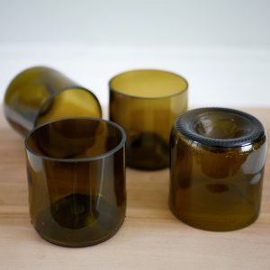 Verre à eau-brun-vert-table-boisson-design-artisanat-made in france-Nantes-Glo up-pichet-art de la table-plan bois