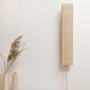 lampe-applique-verticale-en-raphia-ligne-anso-deco-interieur