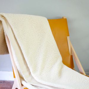 grand plaid-fourrure-et-laine-chanvre-tissage-bi-matière-pyloow-déco-couverture-nantes-made-in-france-2 faces-sur-fauteuil cuir