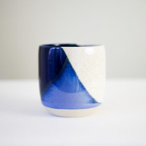 Tasse-cafe-ceramique-graphiste-en-terre-jaune-linatelier